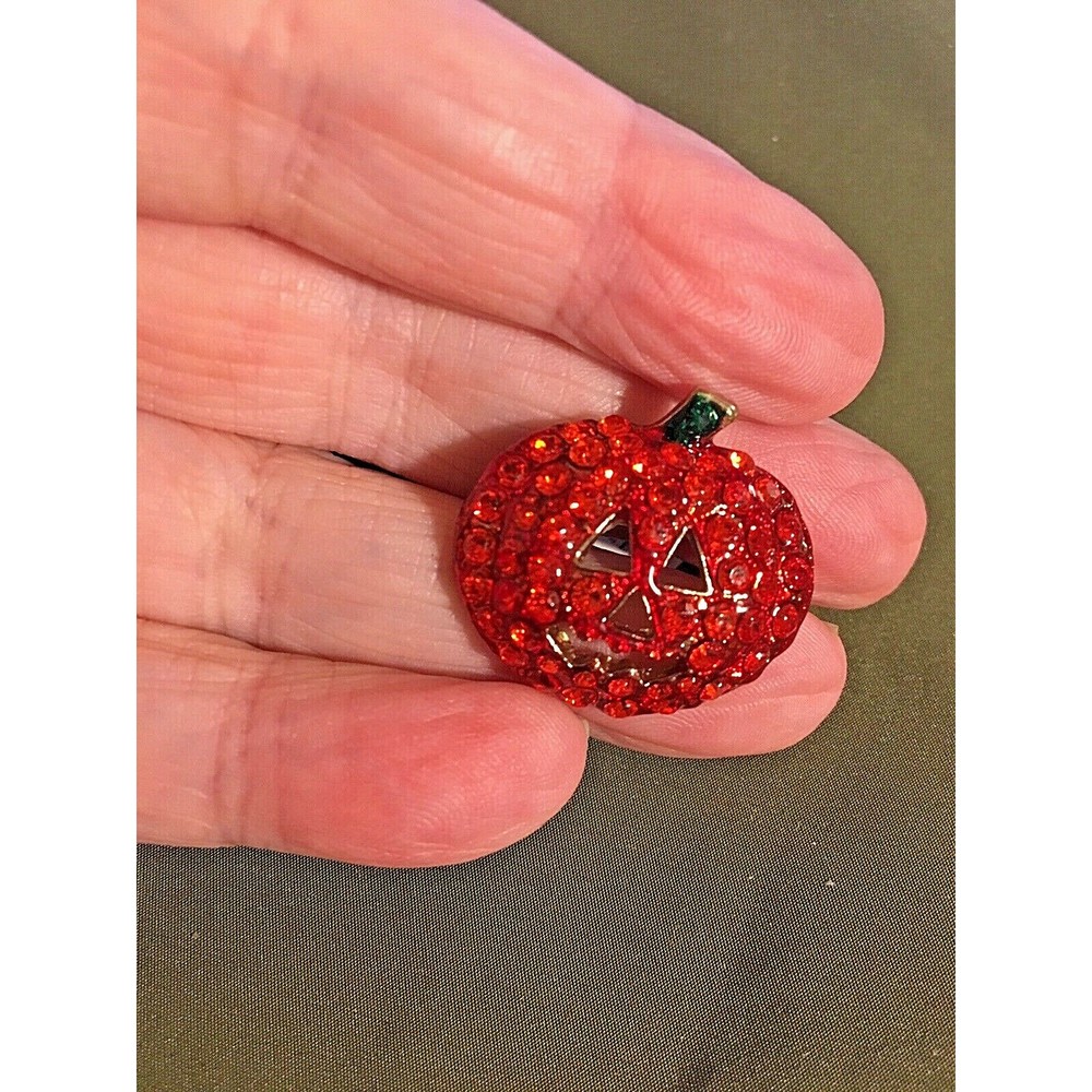 VTG NWT HALLOWEEN BROOCH RHINESTONES SILVER TONE CARVED JACK O LANTERN PUMPKIN m